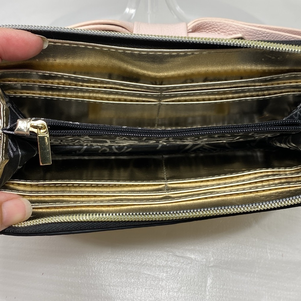 Betsey Johnson Black and White zip around full zip wallet with pink bow EUC - Picture 5 of 13